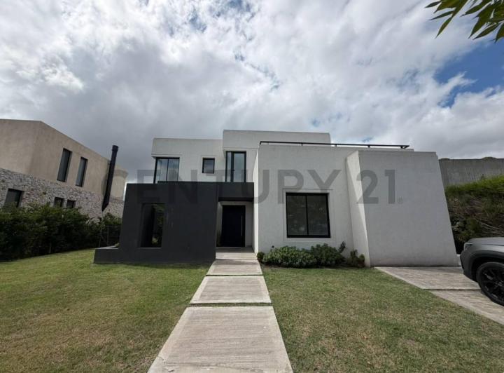Casa · 225m² · 7 Ambientes · 2 Cocheras