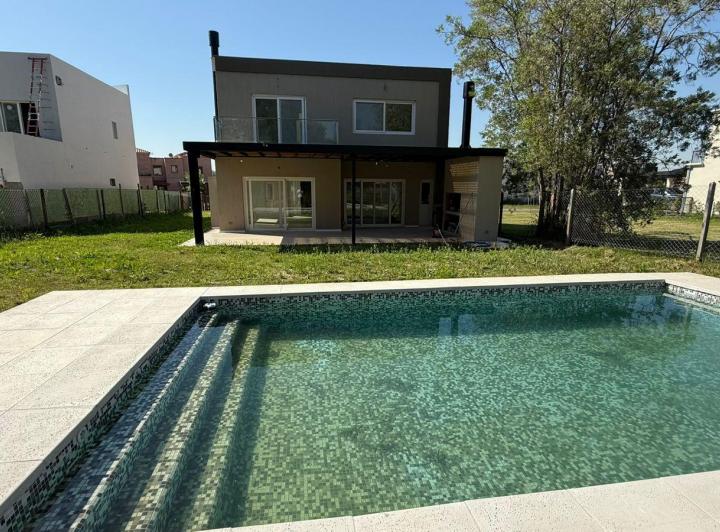 Casa · 250m² · 5 Ambientes · 4 Cocheras