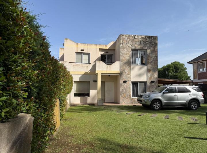 Casa · 161m² · 5 Ambientes · 4 Cocheras