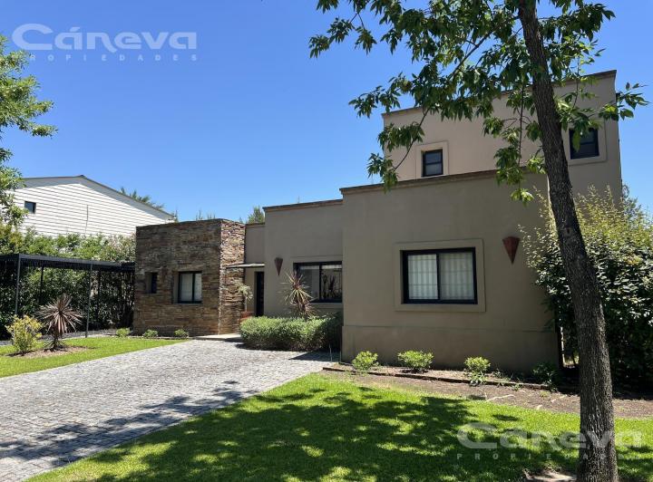 Casa · 193m² · 6 Ambientes · 2 Cocheras