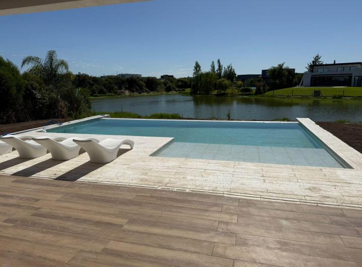 Casa · 287m² · 6 Ambientes · 2 Cocheras