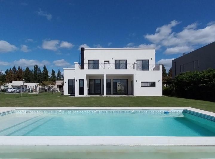 Casa · 241m² · 6 Ambientes · 2 Cocheras