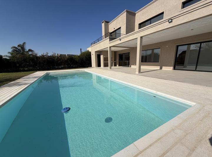 Casa · 250m² · 6 Ambientes · 5 Cocheras