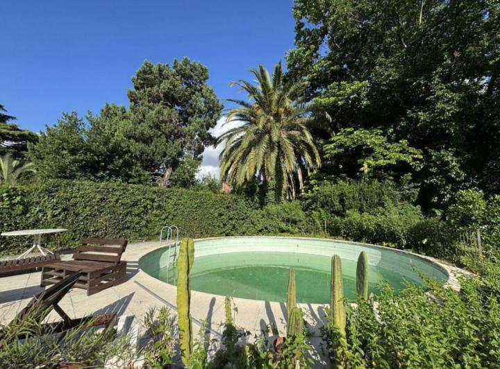 Casa · 311m² · 7 Ambientes · 3 Cocheras
