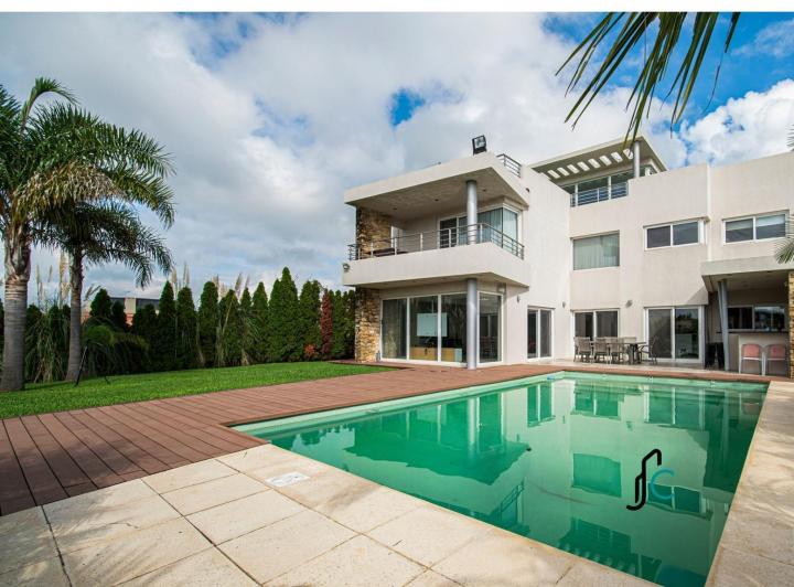 Casa · 257m² · 8 Ambientes · 2 Cocheras