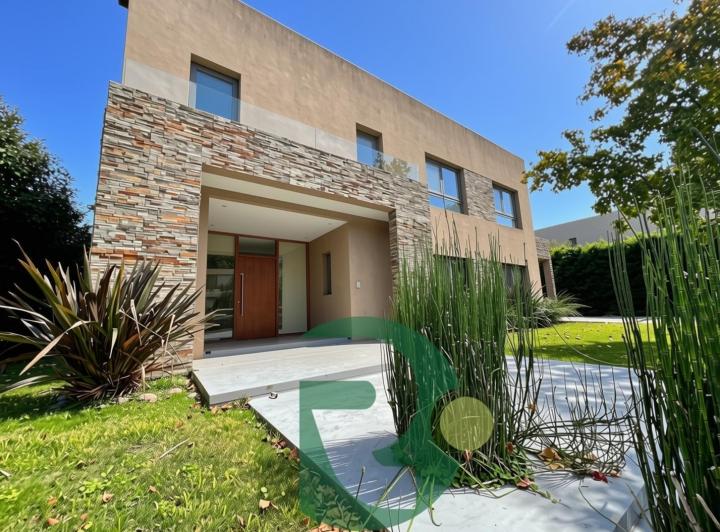 Casa · 330m² · 5 Ambientes · 6 Cocheras