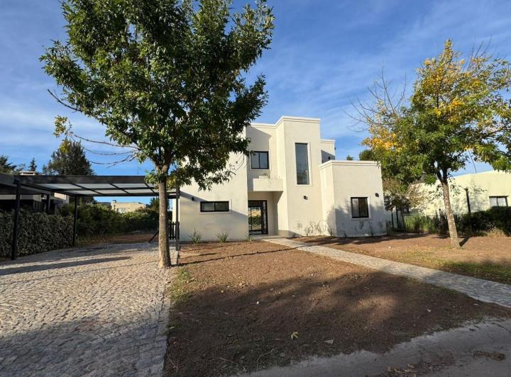 Casa · 180m² · 5 Ambientes · 1 Cochera
