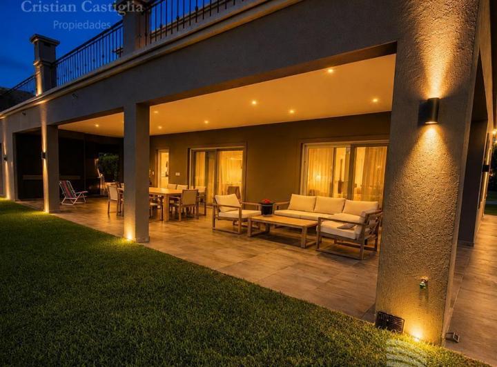 Casa · 270m² · 8 Ambientes · 2 Cocheras