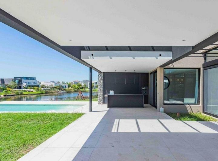 Casa · 265m² · 5 Ambientes · 2 Cocheras