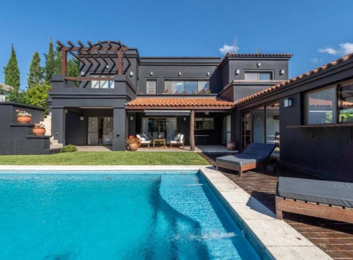 Casa · 312m² · 5 Ambientes · 3 Cocheras