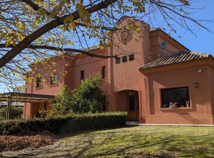 Casa · 530m² · 9 Ambientes · 3 Cocheras
