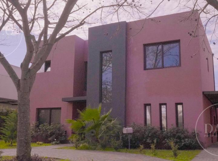 Casa · 186m² · 7 Ambientes · 2 Cocheras