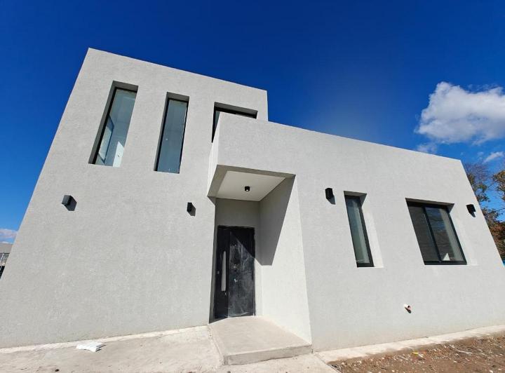 Casa · 170m² · 5 Ambientes · 2 Cocheras
