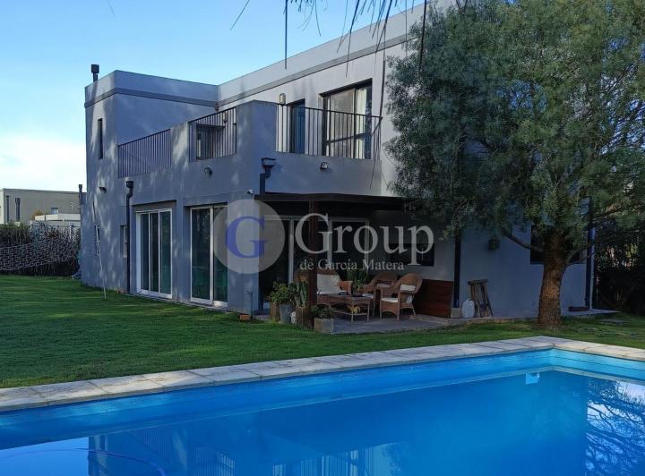 Casa · 273m² · 6 Ambientes · 1 Cochera