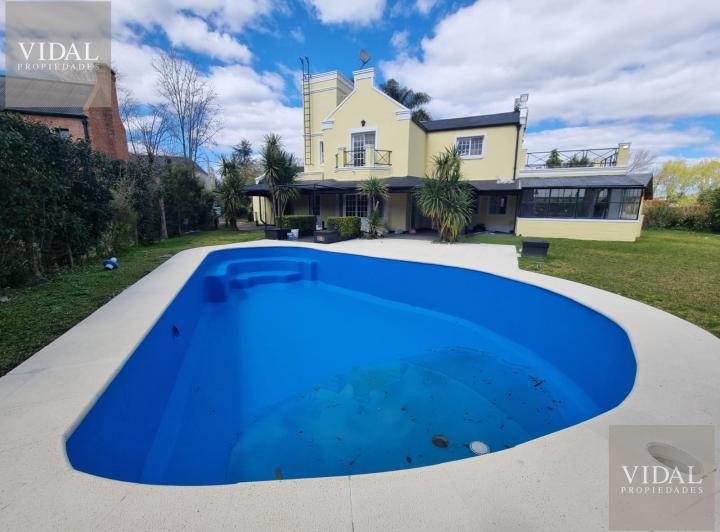 Casa · 264m² · 7 Ambientes · 8 Cocheras
