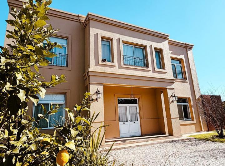 Casa · 273m² · 4 Dormitorios