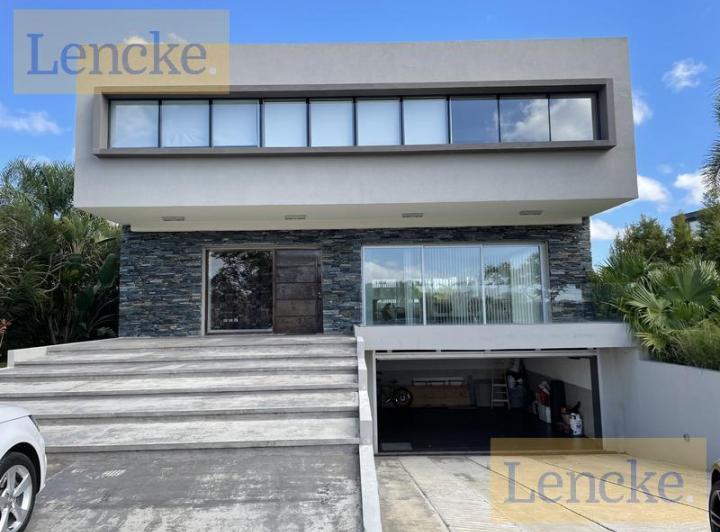 Casa · 550m² · 5 Ambientes · 2 Cocheras