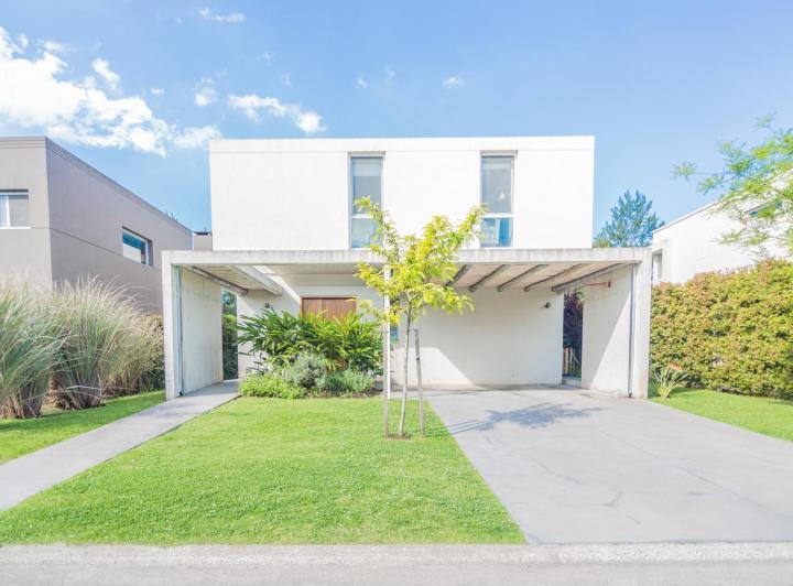 Casa · 215m² · 5 Ambientes · 2 Cocheras