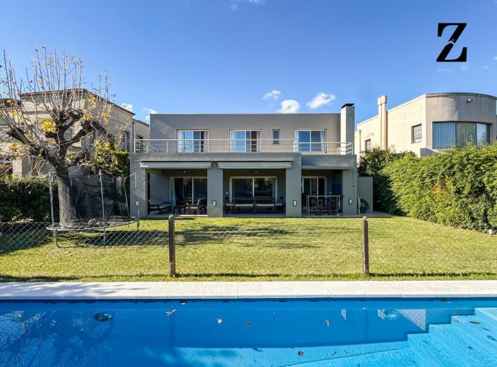Casa · 270m² · 7 Ambientes · 2 Cocheras