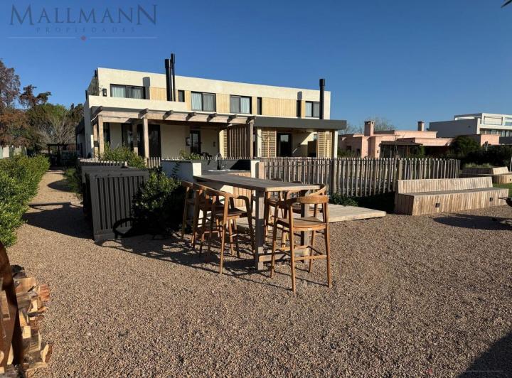 Casa · 532m² · 10 Ambientes · 3 Cocheras