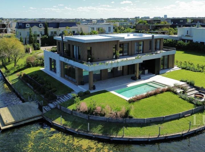 Casa · 457m² · 7 Ambientes · 6 Cocheras