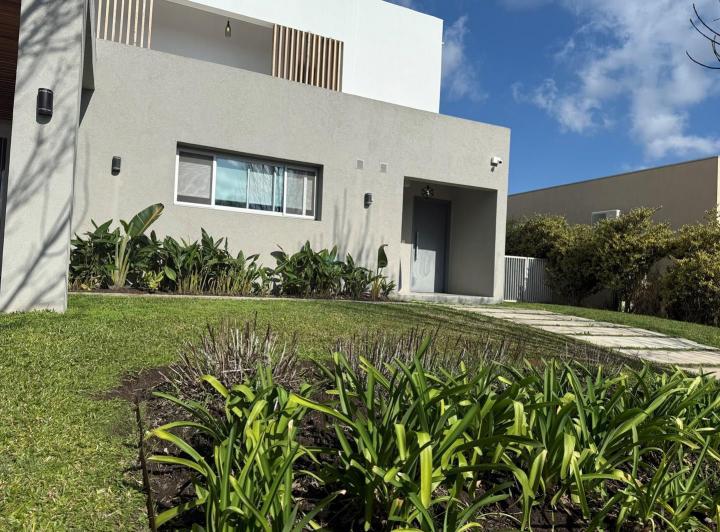 Casa · 259m² · 6 Ambientes · 3 Cocheras