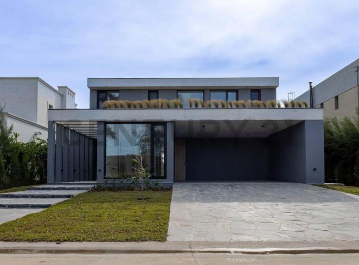 Casa · 362m² · 6 Ambientes · 6 Cocheras
