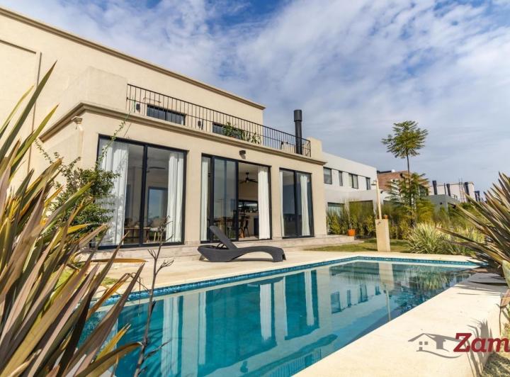 Casa · 295m² · 7 Ambientes · 2 Cocheras