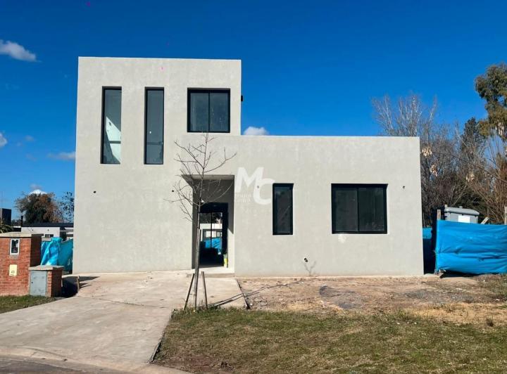 Casa · 550m² · 5 Ambientes · 1 Cochera
