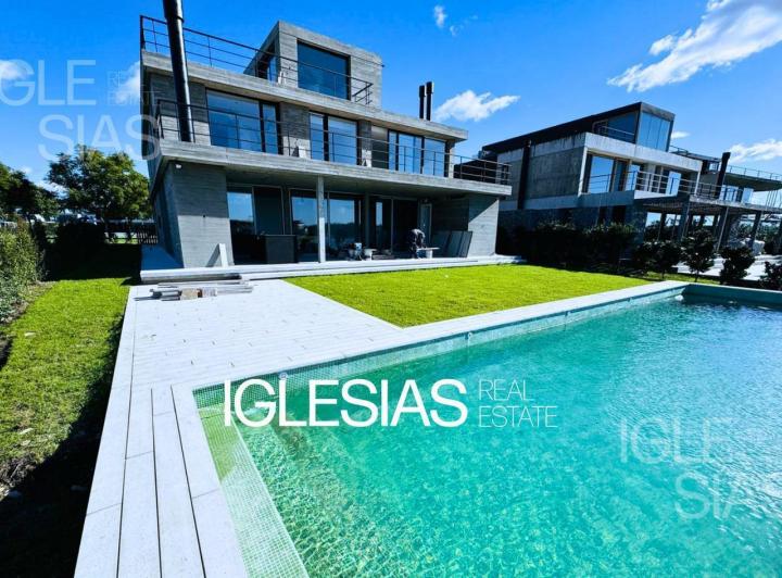 Casa · 450m² · 8 Ambientes · 2 Cocheras