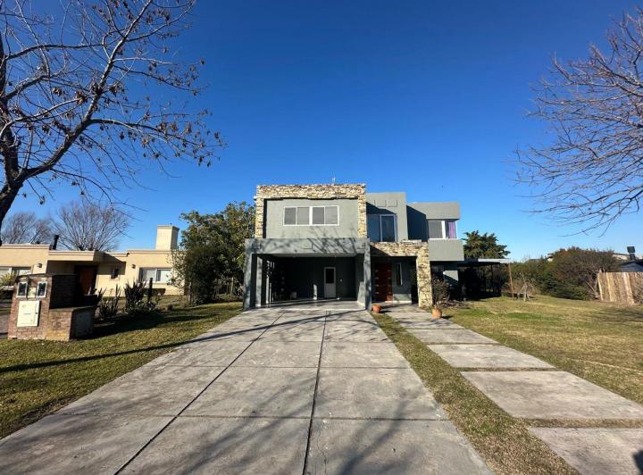 Casa · 242m² · 6 Ambientes · 3 Cocheras