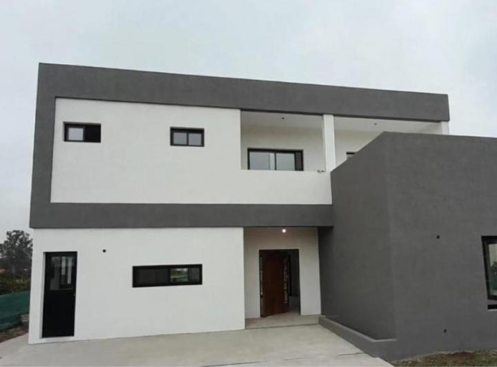 Casa · 230m² · 4 Ambientes · 4 Cocheras