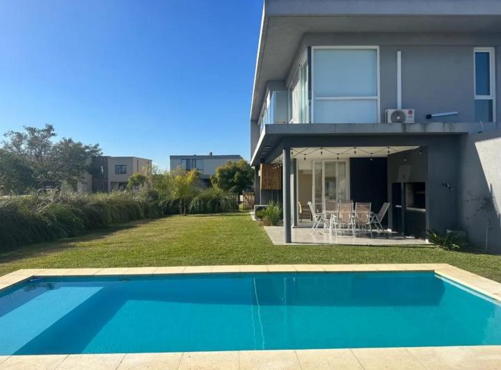 Casa · 250m² · 5 Ambientes · 2 Cocheras