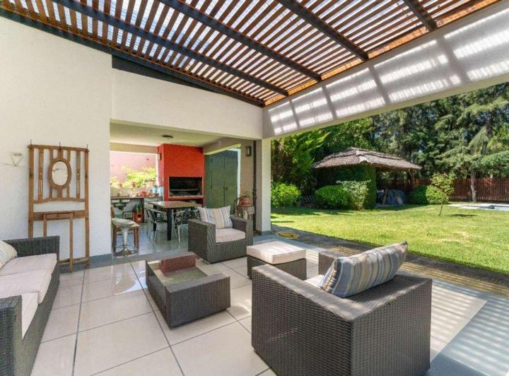 Casa · 242m² · 5 Ambientes · 2 Cocheras