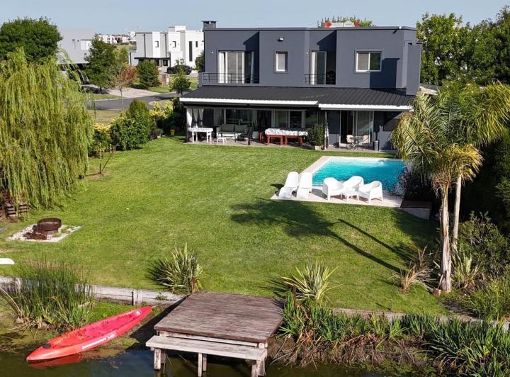 Casa · 210m² · 5 Ambientes · 2 Cocheras