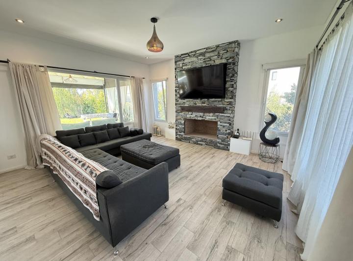 Casa · 210m² · 5 Ambientes · 2 Cocheras