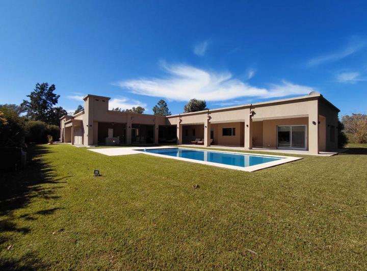 Casa · 497m² · 8 Ambientes · 2 Cocheras