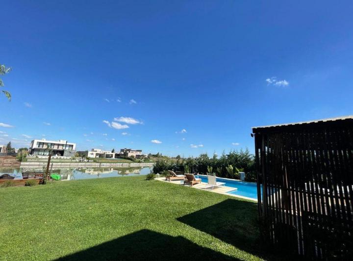 Casa · 226m² · 5 Ambientes · 2 Cocheras