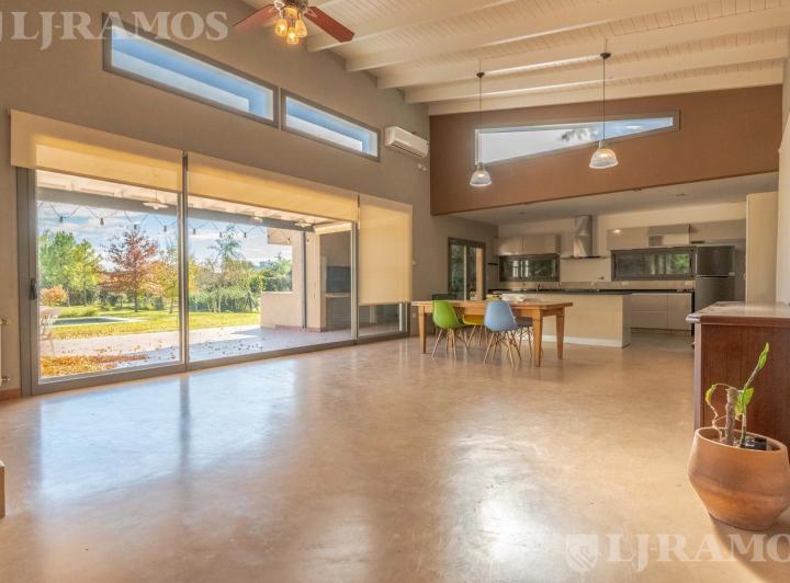 Casa · 350m² · 6 Ambientes · 2 Cocheras
