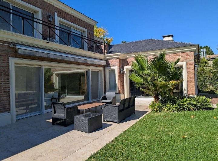 Casa · 354m² · 7 Ambientes · 2 Cocheras