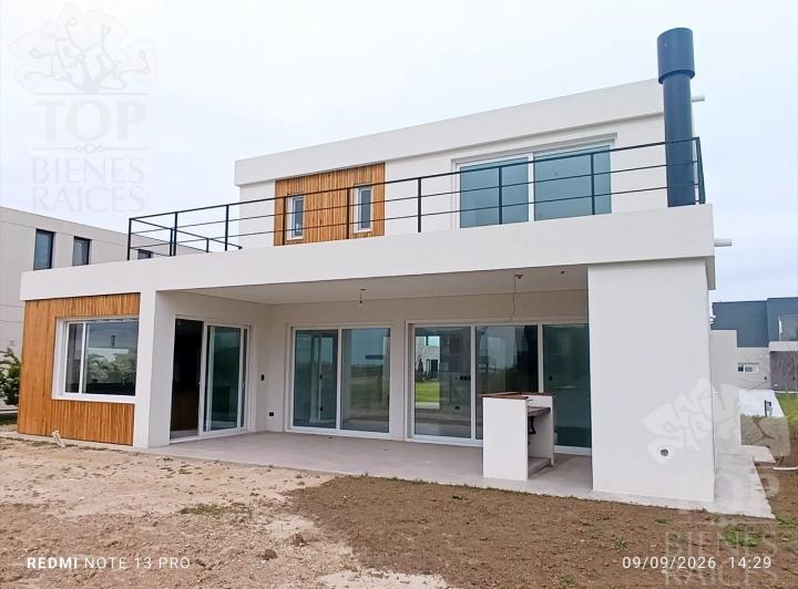Casa · 225m² · 6 Ambientes · 4 Cocheras