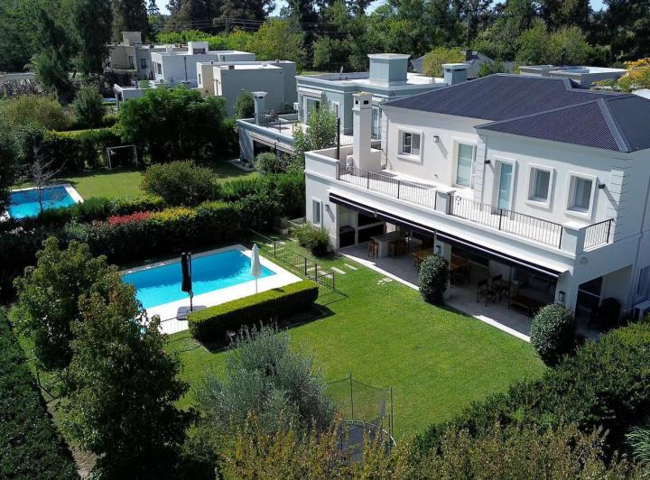 Casa · 220m² · 7 Ambientes · 4 Cocheras