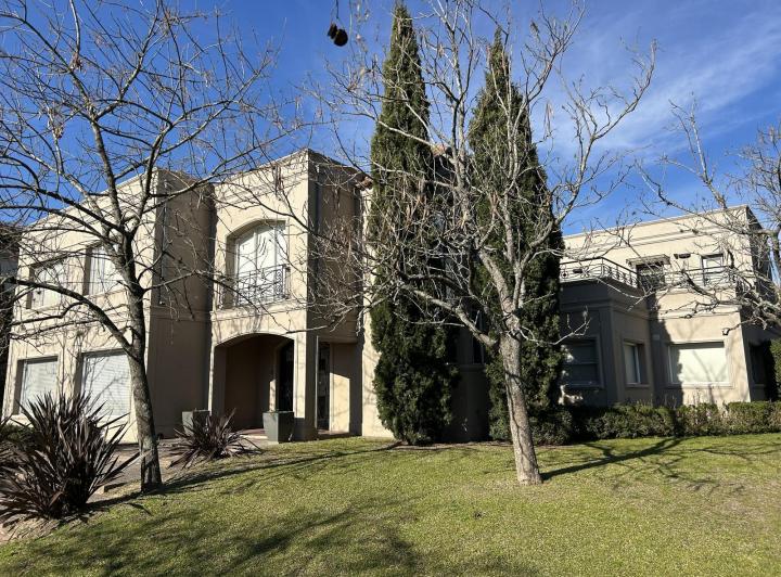 Casa · 300m² · 5 Dormitorios · 2 Cocheras