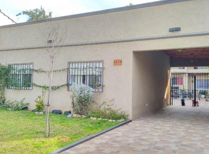 Casa · 190ha · 5 Ambientes · 2 Cocheras