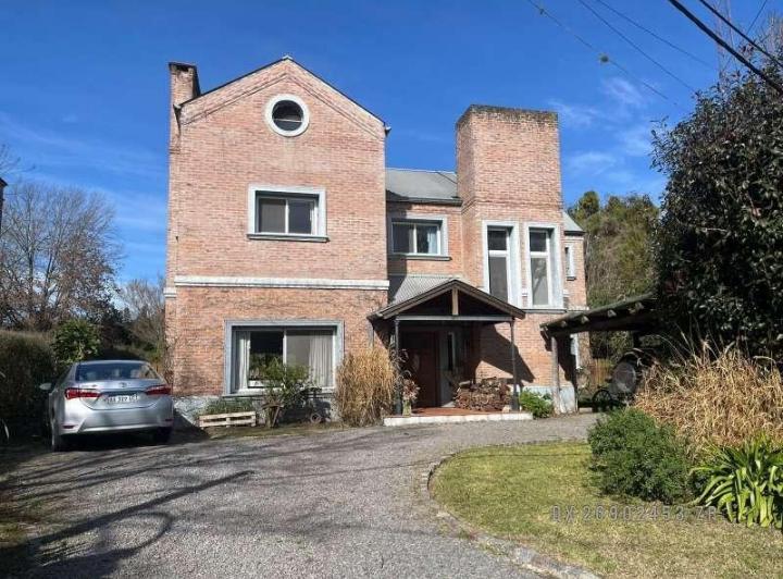 Casa · 390m² · 6 Ambientes · 1 Cochera