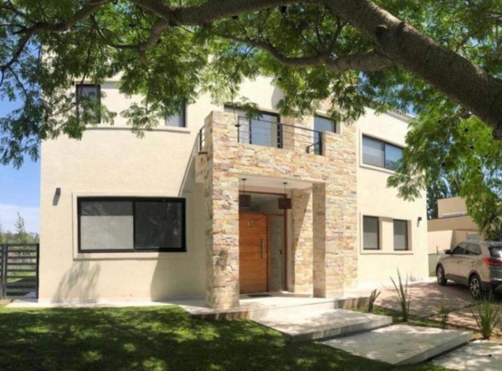 Casa · 230m² · 5 Ambientes