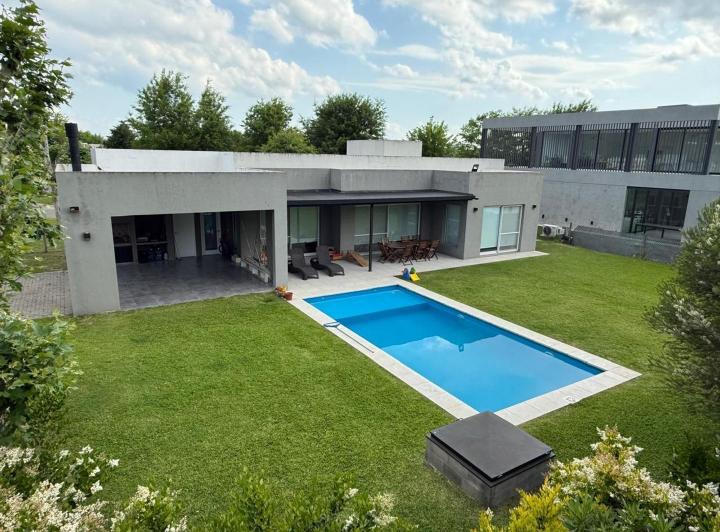 Casa · 200m² · 5 Ambientes · 5 Cocheras