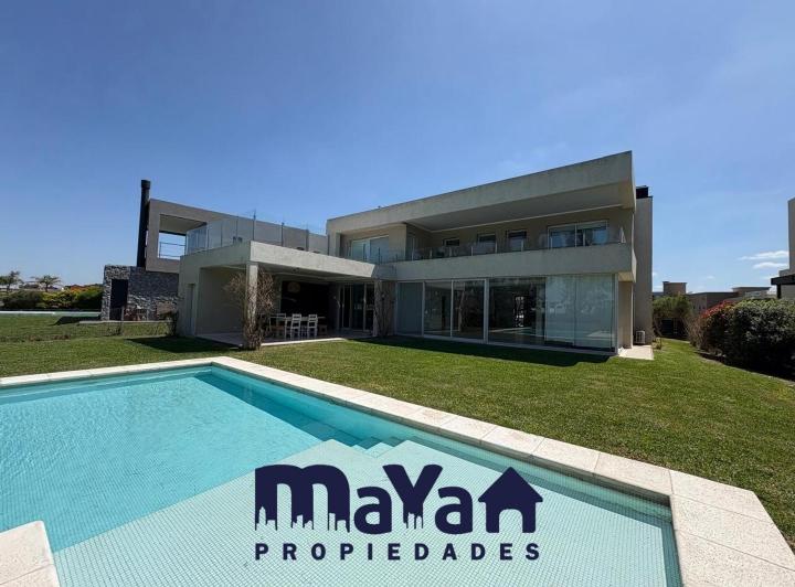 Casa · 364m² · 7 Ambientes · 4 Cocheras