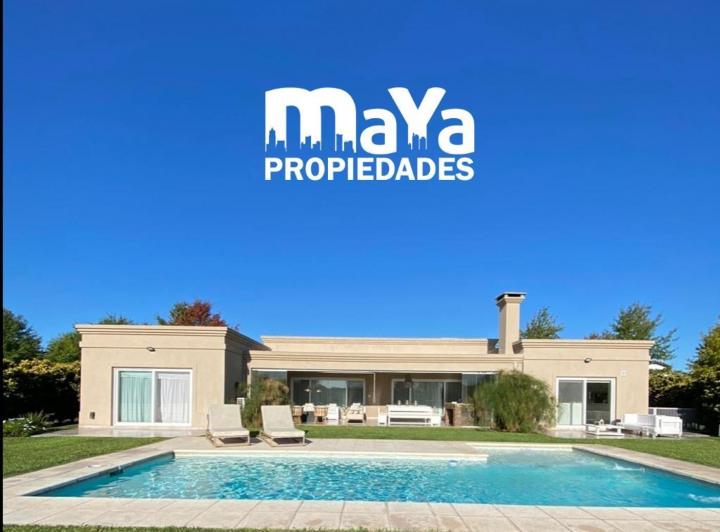 Casa · 390m² · 6 Ambientes · 4 Cocheras