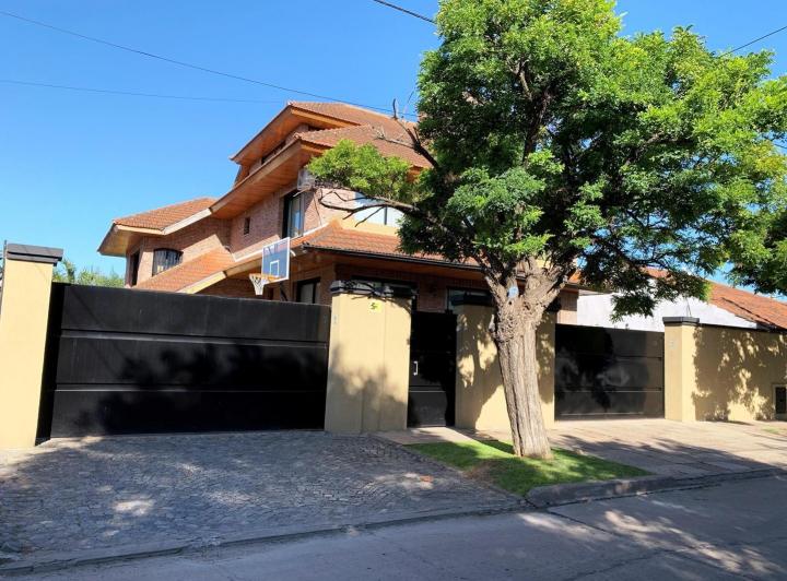 Casa · 397m² · 6 Ambientes · 3 Cocheras